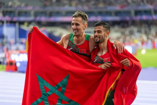 Atileetiin Morookoo El Bakaaliin[bitaarra] erga shaampiyoonaa Olompikii ta'e booda atileetii biyya isaa isa gargaare, Tinduuf [mirgarra] waliin