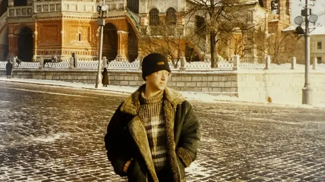 Młody Steve Rosenberg ma na sobie czarną czapkę i grubą kurtkę na przypominającej futro podszewce. Moskwa, 1989 lub 1990 rok.