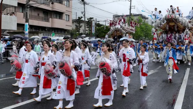 بعض من شاركوا في الاحتفالات بانتقال السلطة من الإمبراطور الوالد إلى الإمبراطور الابن
