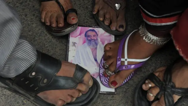 આસારામની તસવીર પર પગ મૂકીને ઊભેલા લોકો