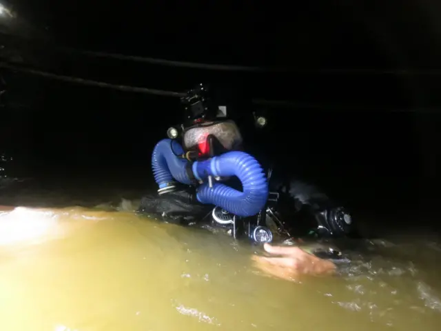 เบน ในชุดดำน้ำขณะอยู่ในน้ำ