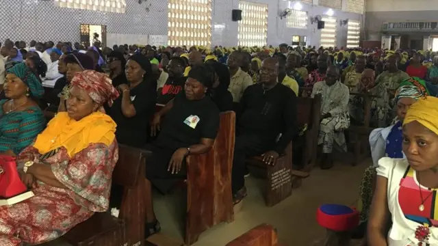 Ndị mmadụ na akwamozu Paul Offu