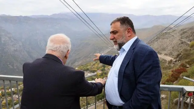 Рубен Варданян на построенной им канатной дороге, ведущей в монастырь Татев