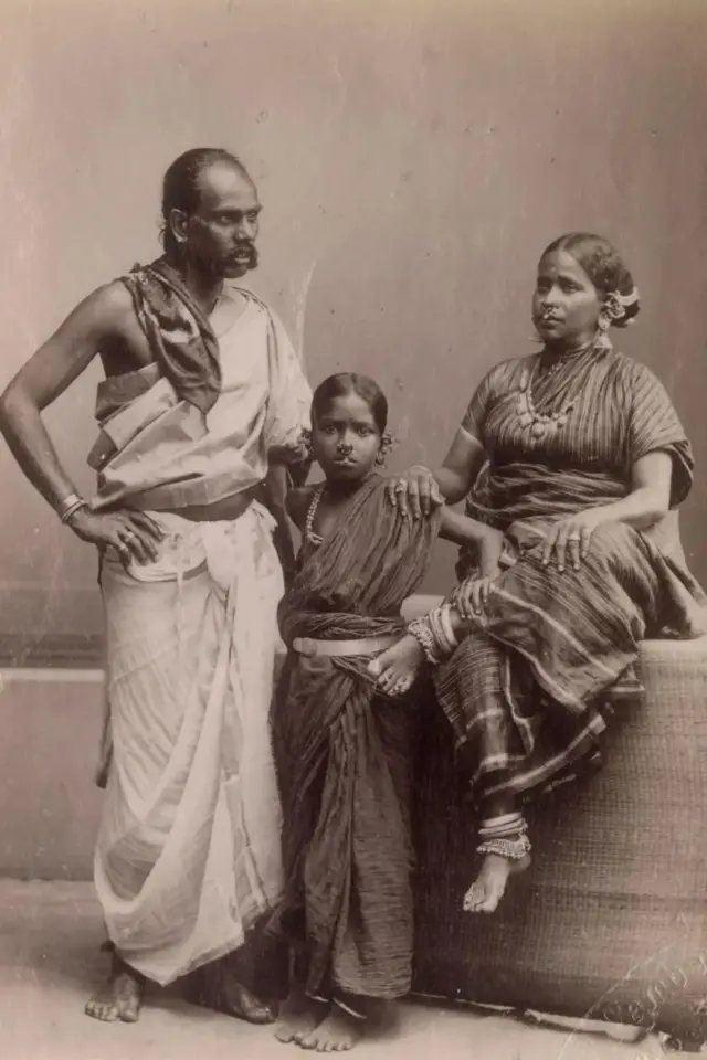 په سنګاپور کې یوه هندي کورنۍ، د ۱۹مې پېړۍ وروستۍ برخه. يوه مېرمن، مېړه او لور یې لیدل کېږي