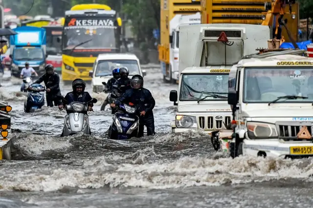 সোমবার প্রায় পুরো দিনই অচল হয়ে ছিল মুম্বাইয়ের পথঘাট