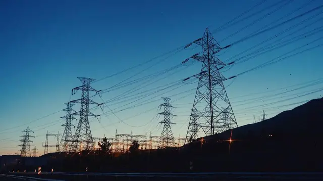 این عکس دکل‌های بزرگ انتقال برق فشار قوی را در تهران، ایران، در تاریخ ۸ مه ۲۰۲۵ نشان می‌دهد.
ایران با کمبود شدید برق مواجه است که به دلیل زیرساخت‌های فرسوده و ناکافی به وجود آمده و منجر به قطع‌های مکرر و پراکنده برق در سراسر کشور شده است.