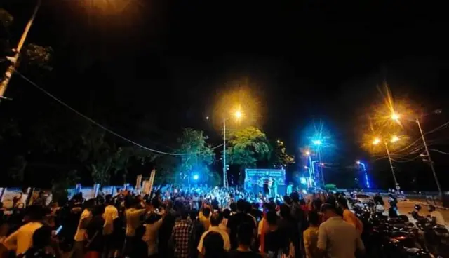 রোববার গভীর রাতে ধর্নার ছবি।