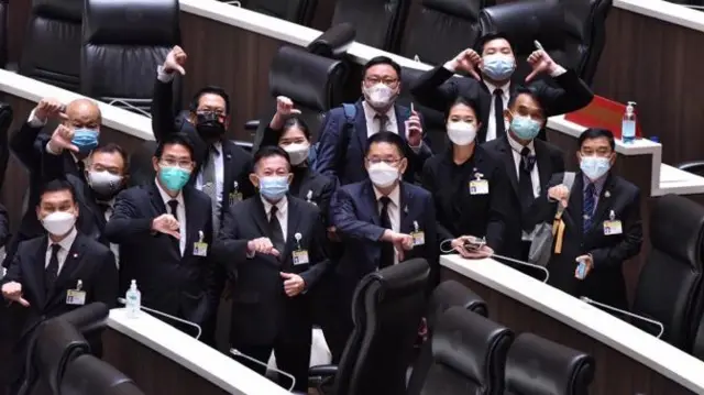 ส.ส. พรรคเพื่อไทยระบุว่า “อะไรที่เกี่ยวกับสูตรหาร 500 พรรคจะงดออกเสียง” แต่เรื่องนี้ไม่ได้เป็นมติของฝ่ายค้านแต่อย่างใด