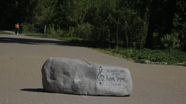 памятник бернес