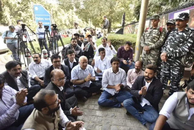 આમ આદમી પાર્ટીના કાર્યકર્તાઓએ ભારતના ચૂંટણીપંચના કાર્યાલયે પ્રદર્શન કર્યું હતું