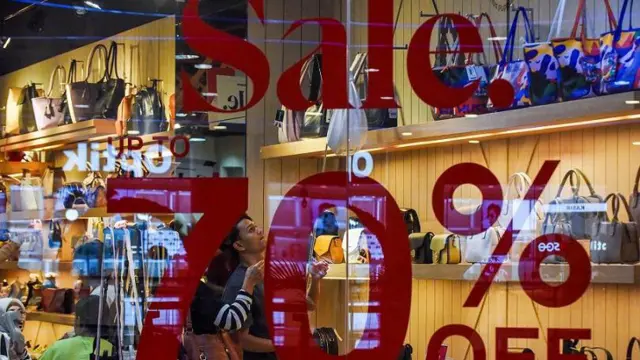 Pengunjung berbelanja di pusat perbelanjaan di Jakarta, Jumat (22/11/2024). Pemerintah menjamin daya beli masyarakat tak akan terdampak oleh kebijakan kenaikan tarif pajak pertambahan nilai (PPN) sebesar 1 persen menjadi 12 persen yang akan dimulai 1 Januari 2025