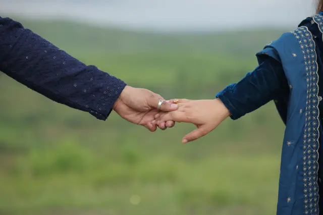 બીબીસી ગુજરાતી રોમાન્સ ડેટિંગ રિલેશનશિપ સોશિયલ મીડિયા યંગ જનરેશન 