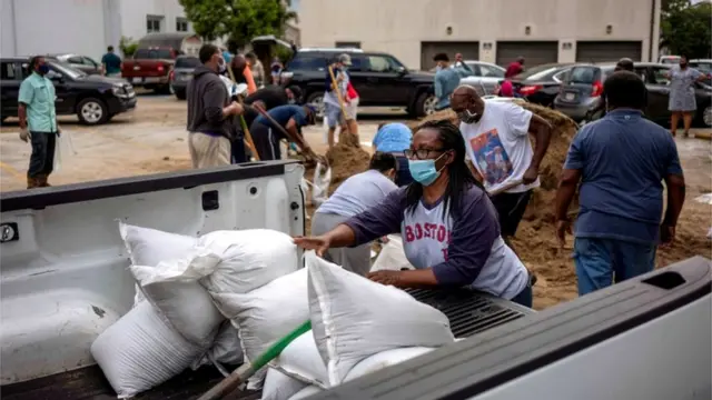У церкви Св. Рэймонда местные жители запасаются мешками с песком