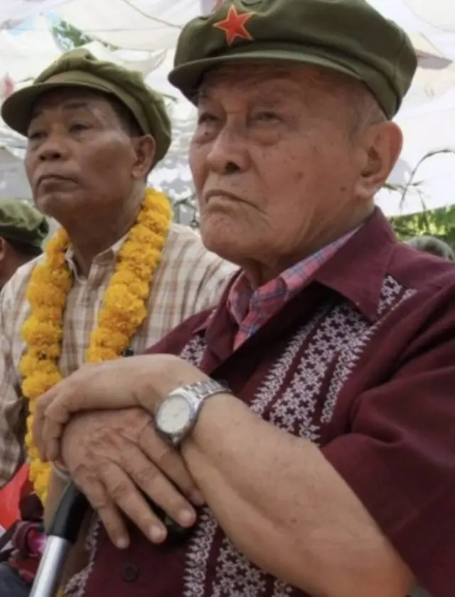 จรัล (ซ้าย) และนายธง แจ่มศรี (ขวา) เลขาธิการพรรคคอมมิวนิสต์แห่งประเทศไทยคนสุดท้าย