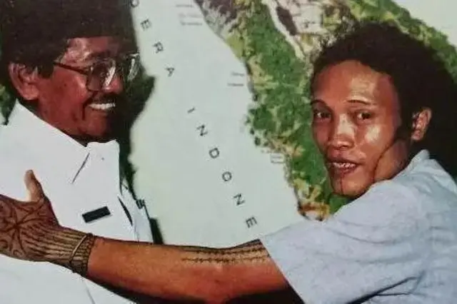 Mendiang Aman Laulau (kanan) ketika bertemu Gubernur Sumatra Barat Hasan Basri Durin pada 1988.