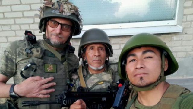 Imagenscasino holdemtrês combatentes na Urânia vestindo farda