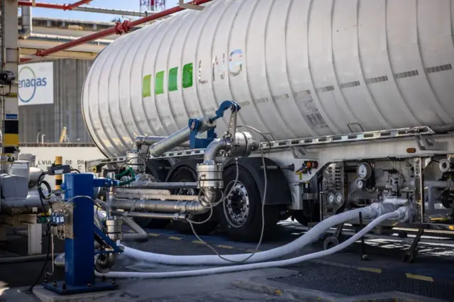 Un navire-citerne collecte du gaz liquéfié à l'installation de stockage et de distribution de gaz naturel liquéfié (GNL) d'Enagas SA, située dans le port de Barcelone, en Espagne, le mercredi 26 février 2025.