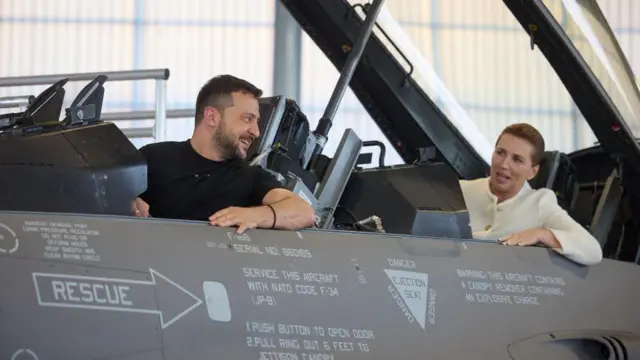 Володимир Зеленский Даниянын премьер-министри Метте Фредериксен менен бирге F-16 учактарын карап чыгууда. 2023-жыл, август