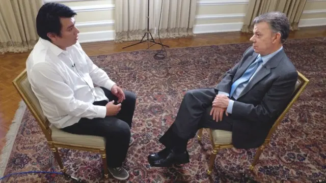 Juan Manuel Santos con el periodista de BBC Mundo Boris Miranda