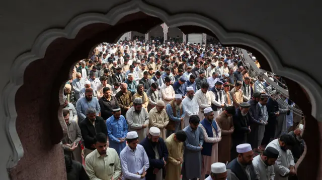 يؤدي المصلون صلاة الجمعة خلال شهر رمضان المبارك في مسجد سونهري بمدينة بيشاور الباكستانية