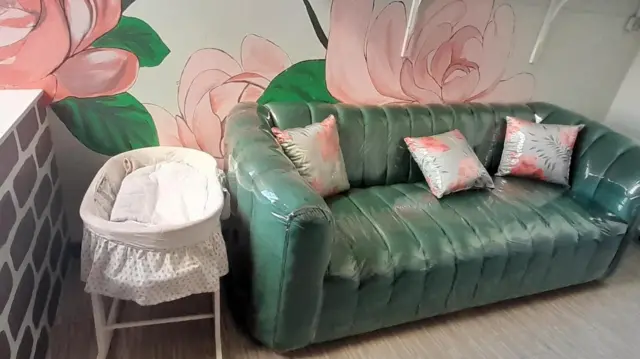 انجي مکرونګو خپل کور کې له ناروغانو سره د مرستې لپاره ځای جوړ کړی دی 