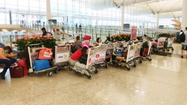 因颱風滯留香港機場的旅客(台灣中央社圖片23/8/2017)