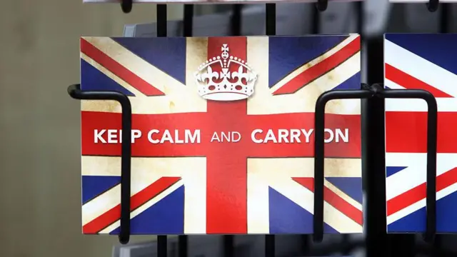 Tarjeta postal británica con la frase Keep Calm and Carry On