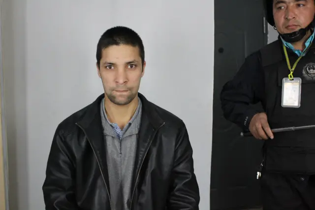 Айрим суратларда маҳбуснинг олдида тушиб қолган қамоқхонанинг эркак ва аёл нозирлари ҳам бор