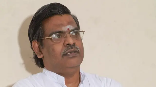 తిరోగామి భావాలతో పాటలు రాశారన్న విమర్శలూ ఉన్నాయి.