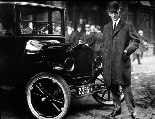 Henry Ford con su famoso Modelo T