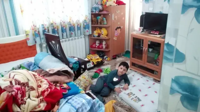 بچه ای در حال بازی