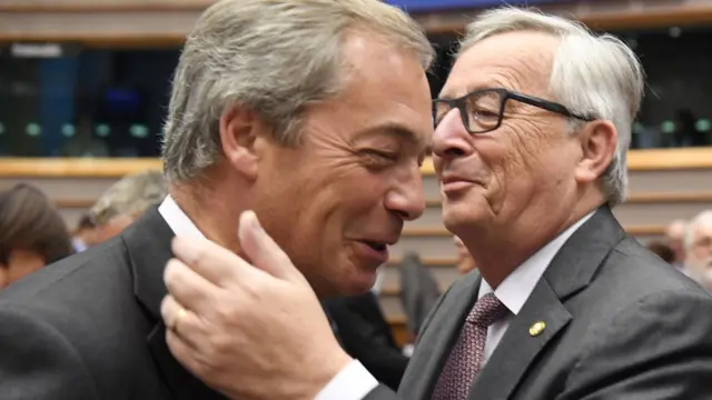 Nigel Farage e Jean-Claude Juncker se cumprimentam no Parlamento Europeu