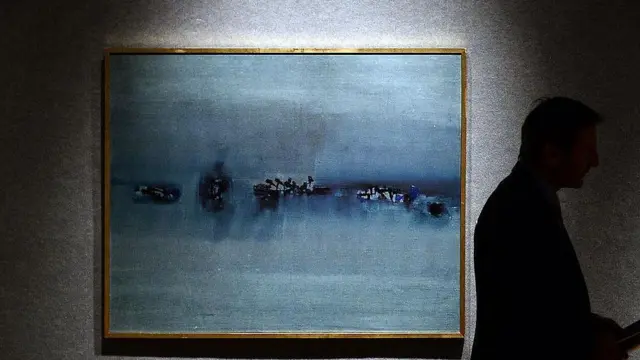 वासुदेव गायतोंडेंचं 1963 सालचं एक चित्र, बॉनहॅम्स या ऑक्शन हाऊसच्या 2014 साली झालेल्या प्रदर्शनादरम्यानचा फोटो. 