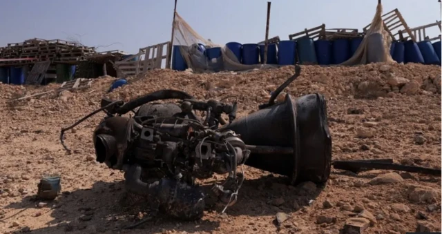 Restes d'un propulseur de fusée iranien tombé près d'Arad, dans le sud d'Israël