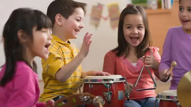 Ụmụaka na-akụ egwu