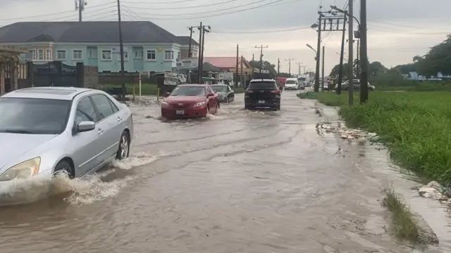 Lagos road dey flooded afta downpour on Saturday