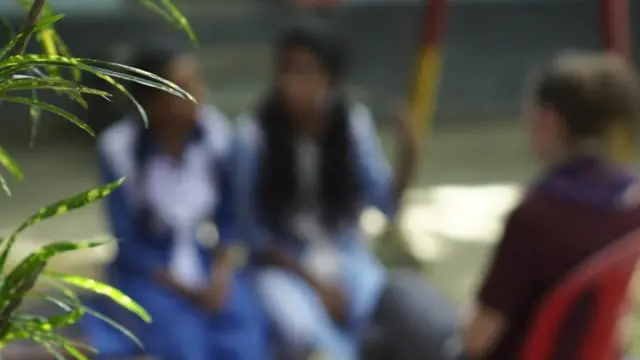দৌলতদিয়া যৌনপল্লির দু'জন কিশোরী কথা বলছে বিবিসির সংবাদদাতার সাথে।