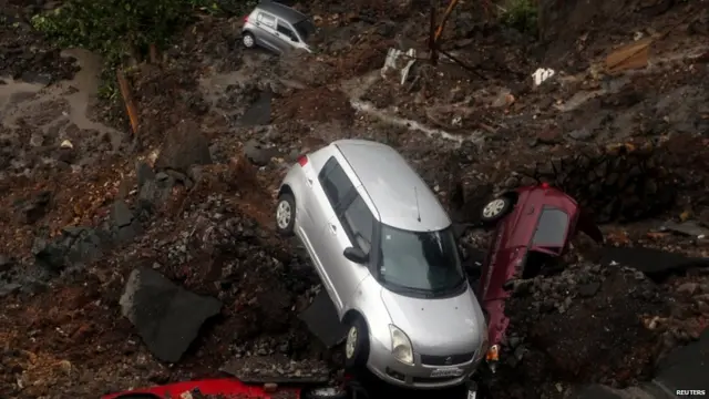 मुंबईत भिंत खचल्यामुळे काही गाड्या ढिगाऱ्याखाली दबल्या गेल्या