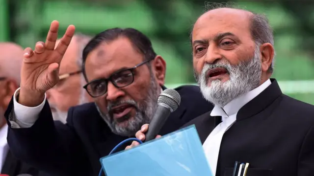 मुस्लिम पर्सनल लॉ बोर्ड के सदस्य ज़फ़रयाब जिलानी (दाएं)