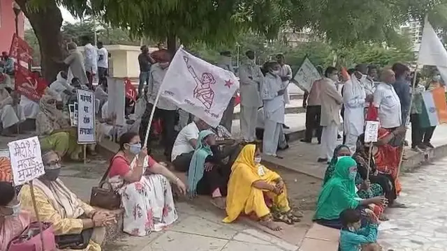 किसान तीनों कृषि क़ानूनों को वापस लेने की मांग कर रहे हैं.