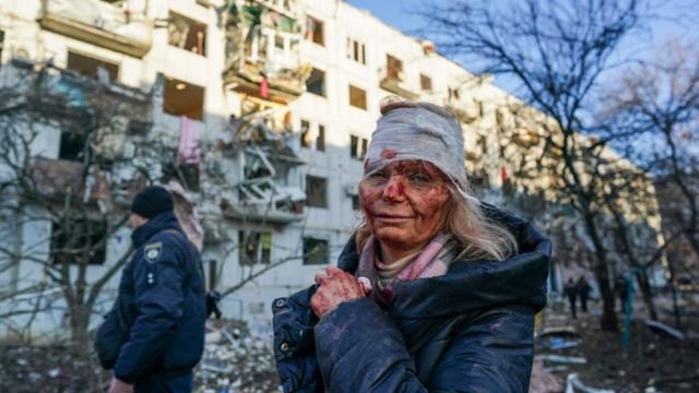 Mulher fica ferida em explosão de edifício em Chuguiv, no leste da Ucrânia, na manhã de 24/2