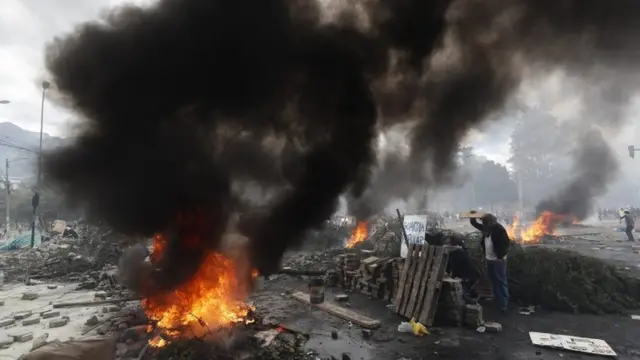 Barricadas, fuego y protesta en Ecuador.