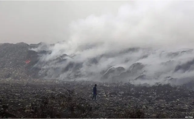 कचरे के ढेर में आग