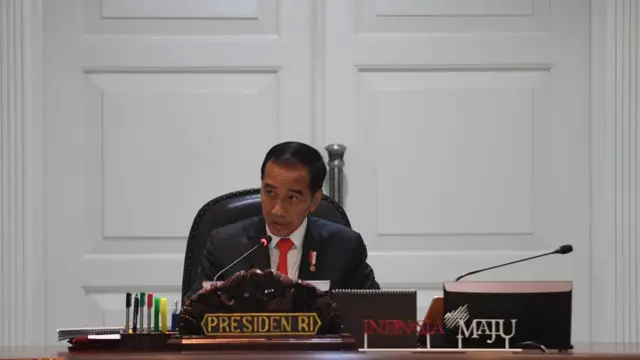 Presiden Joko Widodo memimpin rapat terbatas (ratas) di Kantor Presiden, Jakarta, Jumat (13/12).
