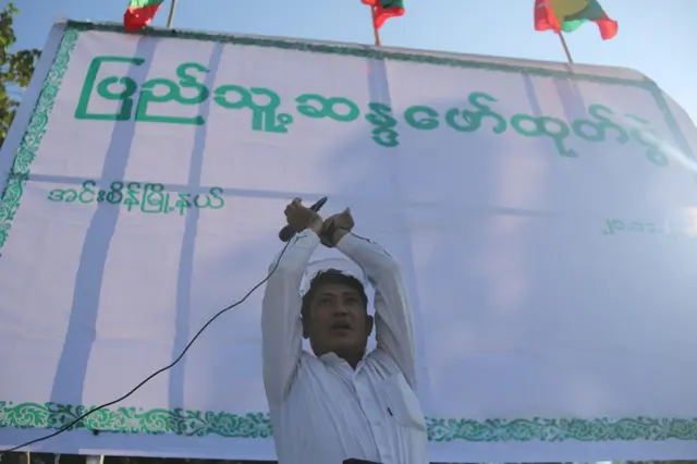 ကြံ့ခိုင်ရေးပါတီထောက်ခံသူတွေ ရွေးကောက်ပွဲ ကော်မရှင်ကို အင်းစိန်မြို့နယ် ကြို့ကုန်းမှာ နို၀င်ဘာ ၂၀ ရက်မှာ ဆန္ဒပြ