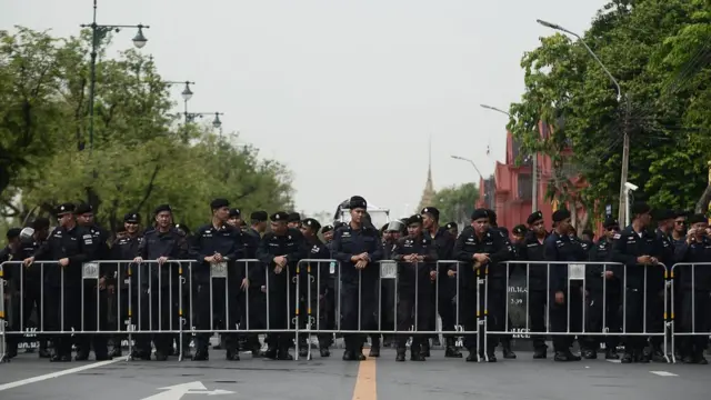 เจ้าหน้าที่ตำรวจตรึงกำลังบริเวณมหาวิทยาลัยธรรมศาสตร์