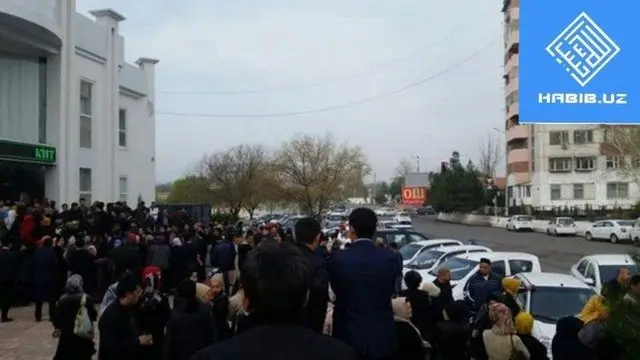 Telegram'даги "Habib.uz" канали хабар тарқатишича, Андижон шаҳрида ҳам Қуръон сотиб олиш учун навбат юзага келган.