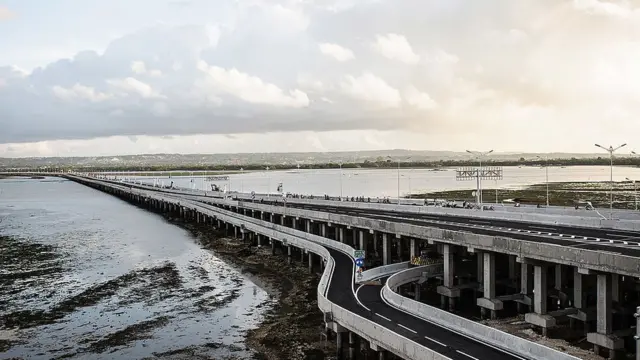 Pemerintah menerapkan kewajiban transaksi nontunai di seluruh jalan tol di Indonesia mulai 31 Oktober 2017.