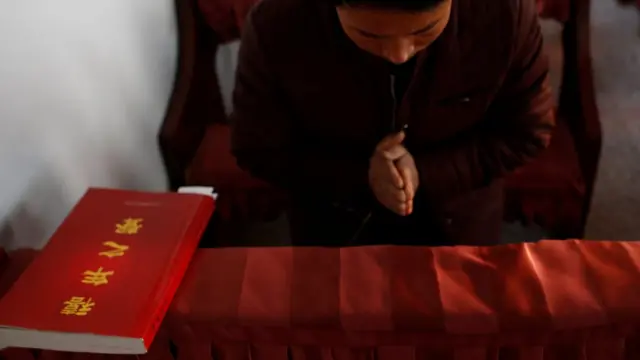 在教堂祷告的中国天主教徒。