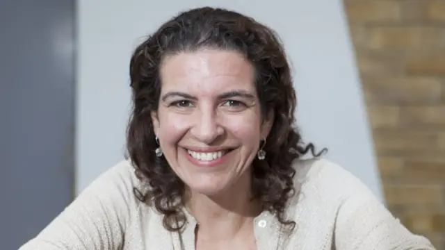 Melanie Gerlis explique que de nombreux gouvernements africains n'ont pas les moyens de consacrer beaucoup d'argent aux arts, ce qui est compréhensible, et que les investisseurs privés comblent donc ce vide.